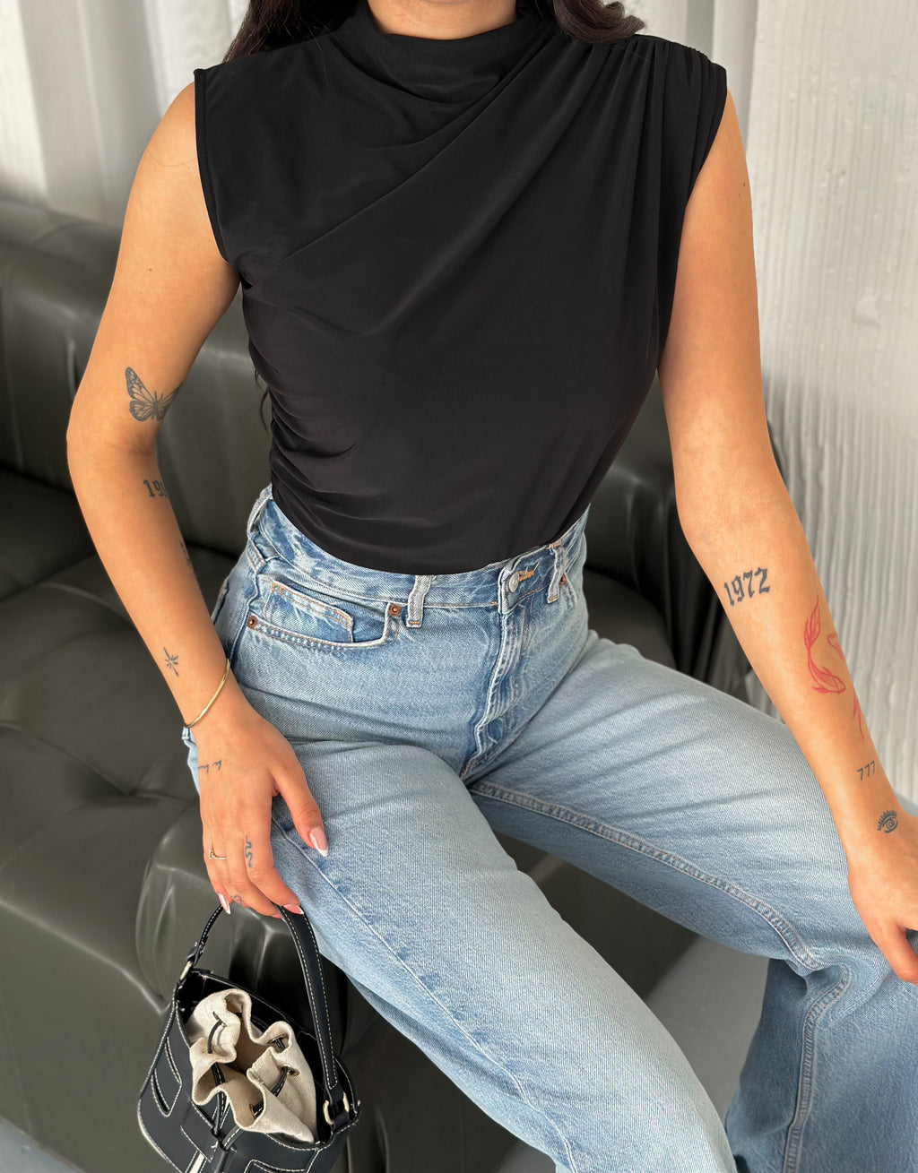 Omuz Büzgülü Dik Yaka Kolsuz Siyah Sandy Bluz