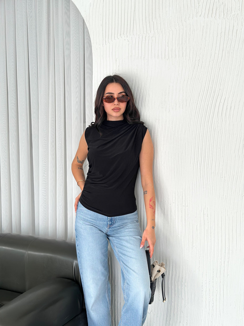 Omuz Büzgülü Dik Yaka Kolsuz Siyah Sandy Bluz