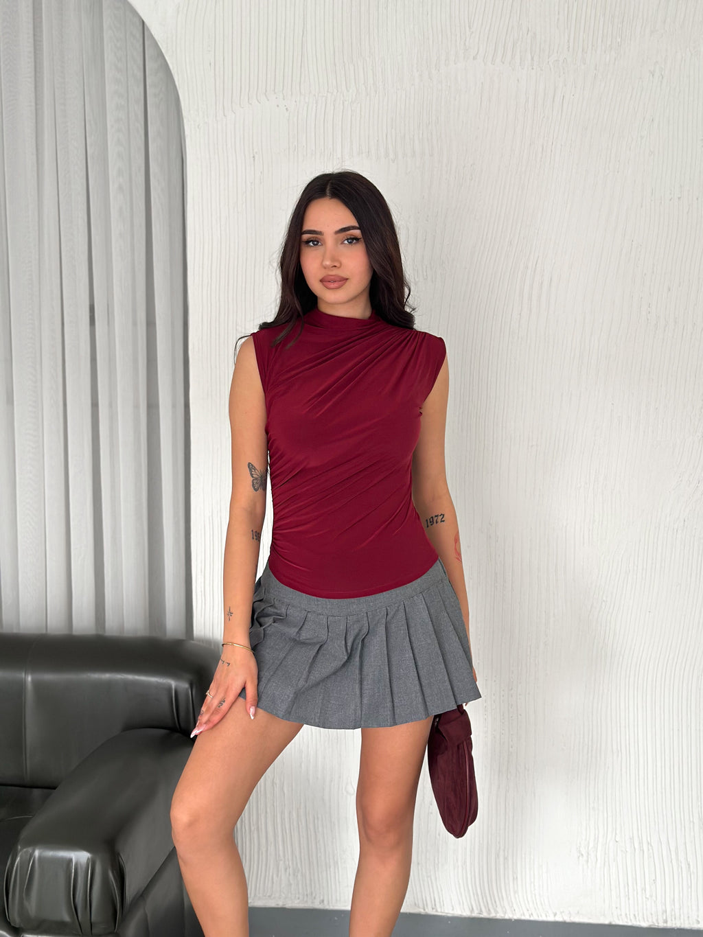 Omuz Büzgülü Dik Yaka Kolsuz Bordo Sandy Bluz